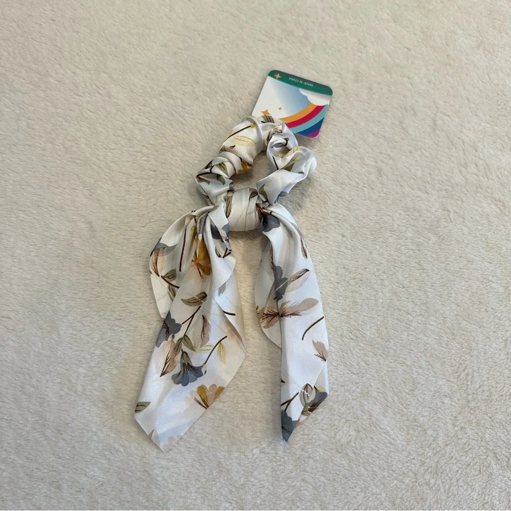 NWT Marta Scrunchie Bow White Floral Hair Tie